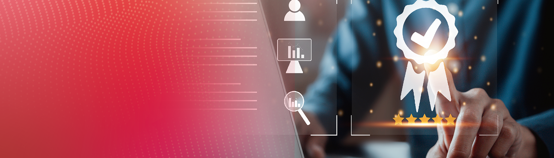 Person sitz an Laptop und zeigt mit Finger auf eine abstrakte schwebende Medaille