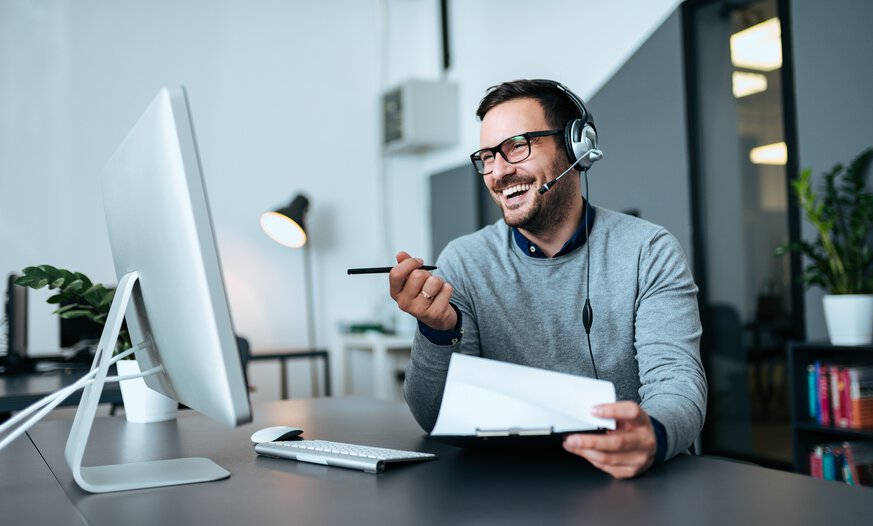 Freundlicher Berater Mit Headset vor PC