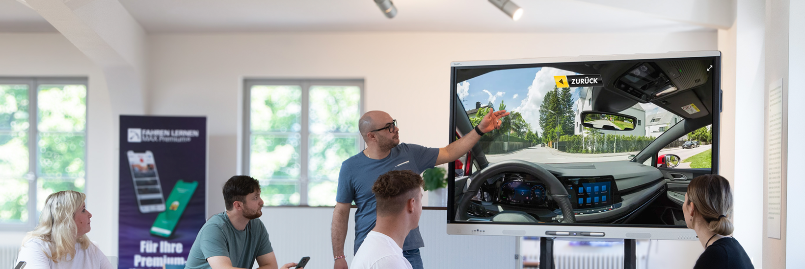 Schulungssituation mit Unterrichtssoftware PC Professional Fahrlehrer erklärt Verkehrssituation im Unterricht mit der Software PC Professional