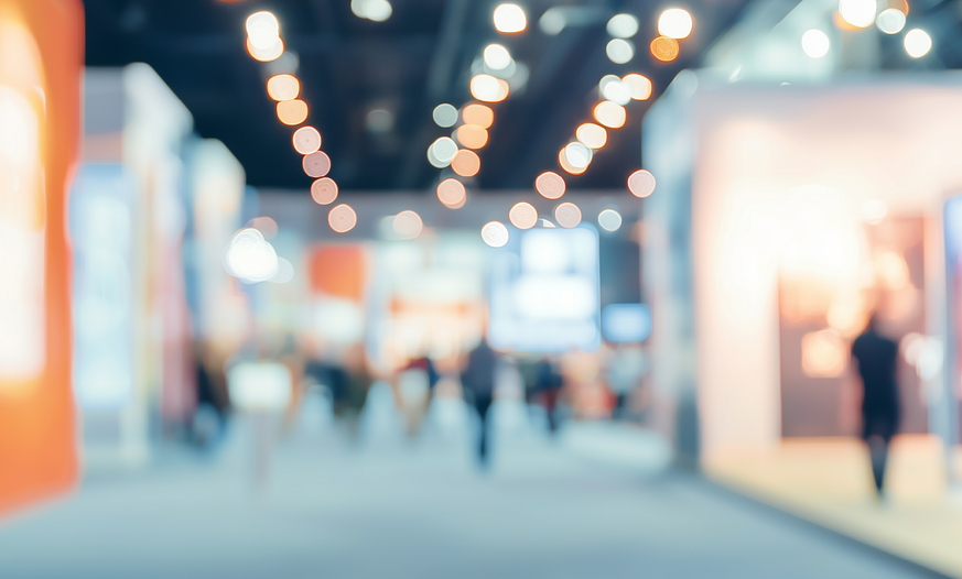 Fahrlehrerkongress: Gemeinsam die Fahrschul-Welt von morgen gestalten Leerer Gang zwischen Ständen auf einer Messe