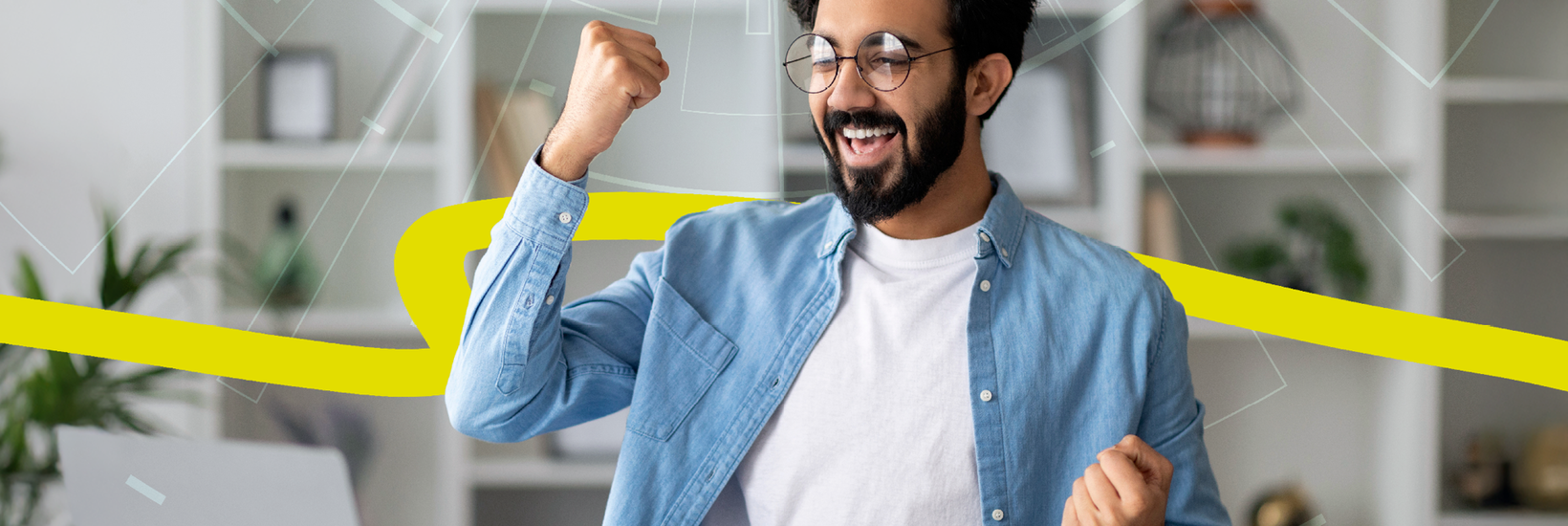 Jubelnder Mann vor Laptop in modernem Büro