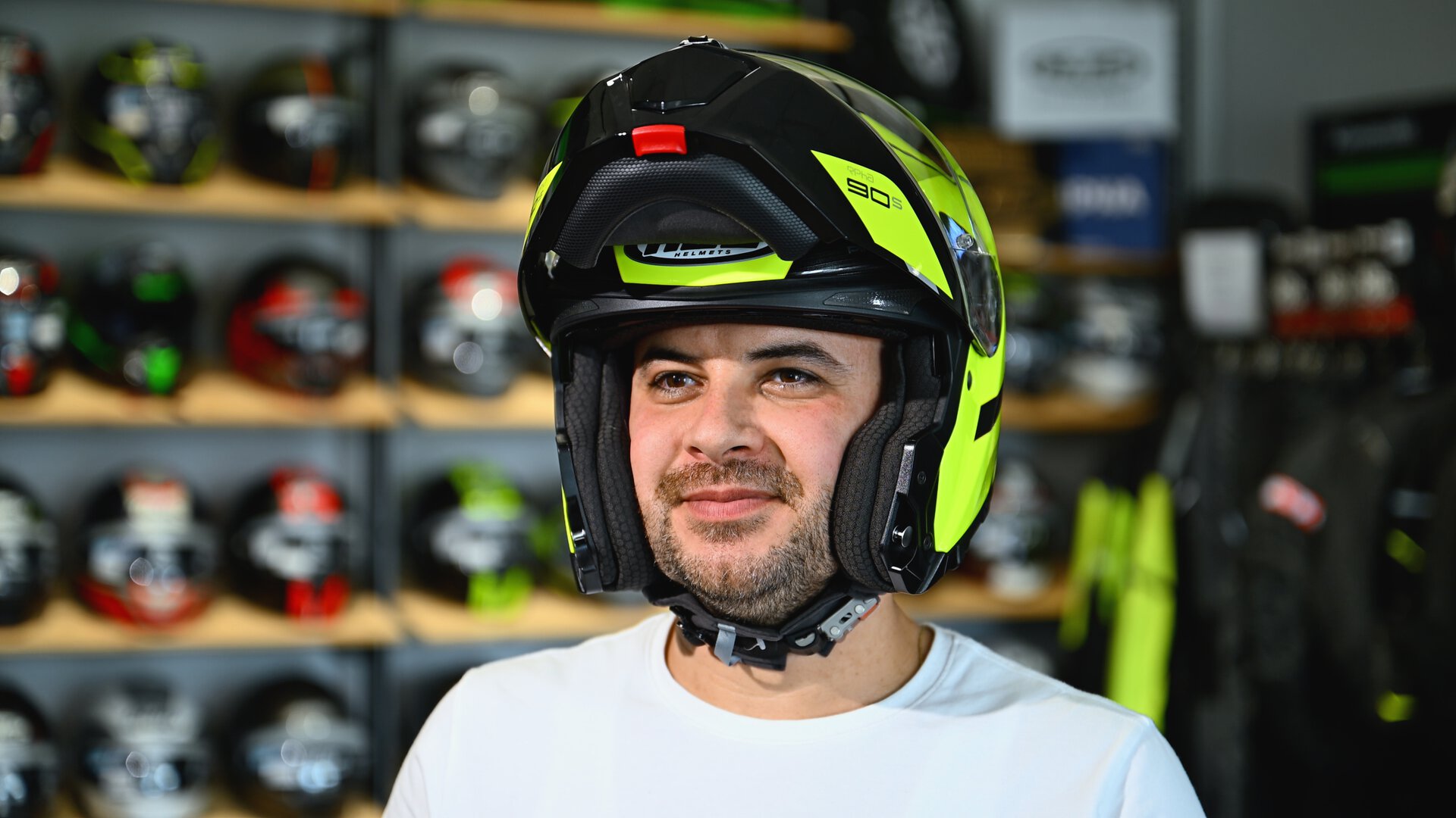 Mann mit aufgesetztem klappbarem Motorradhelm