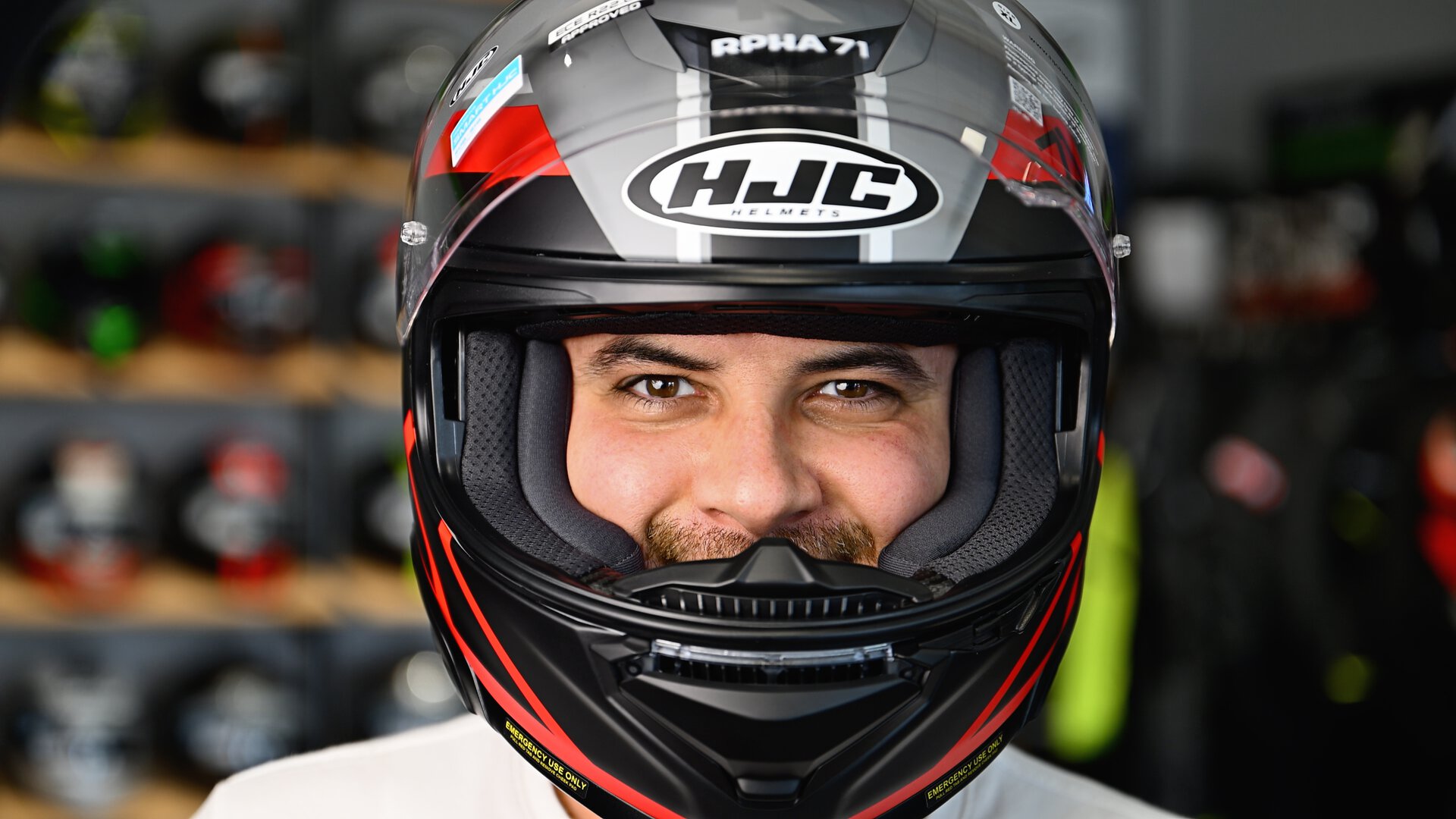 Mann mit aufgesetztem Integralmotorradhelm