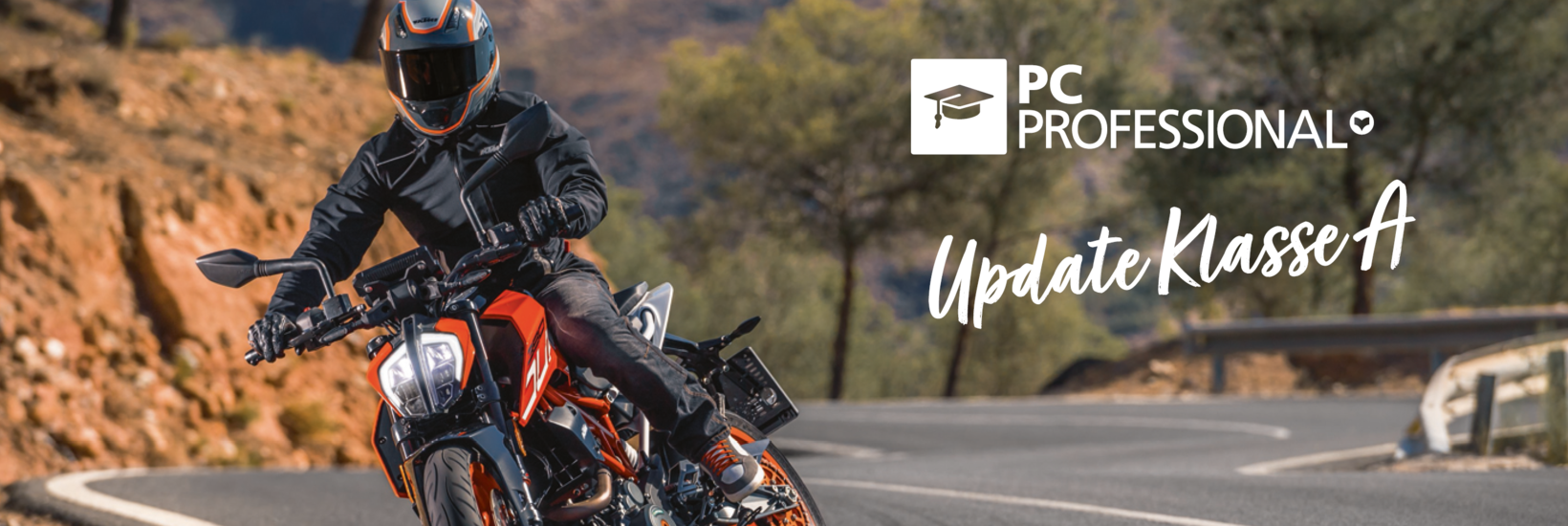 PC Professional Update Klasse A Dynamische Aufnahme eines Motorradfahrers von vorne in kurviger Strecke