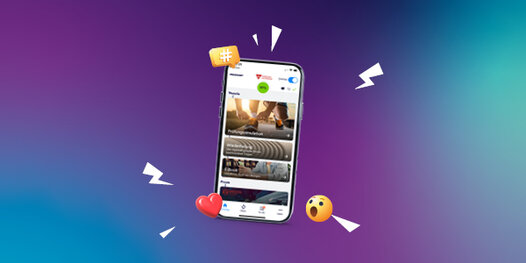 Smartphone mit dynamischer Fahren Lernen Oberfläche vor farbigem Hintergrund. Emojis, Hashtags und Icons symbolisieren Interaktion, Social Features und Nutzeraktivität.