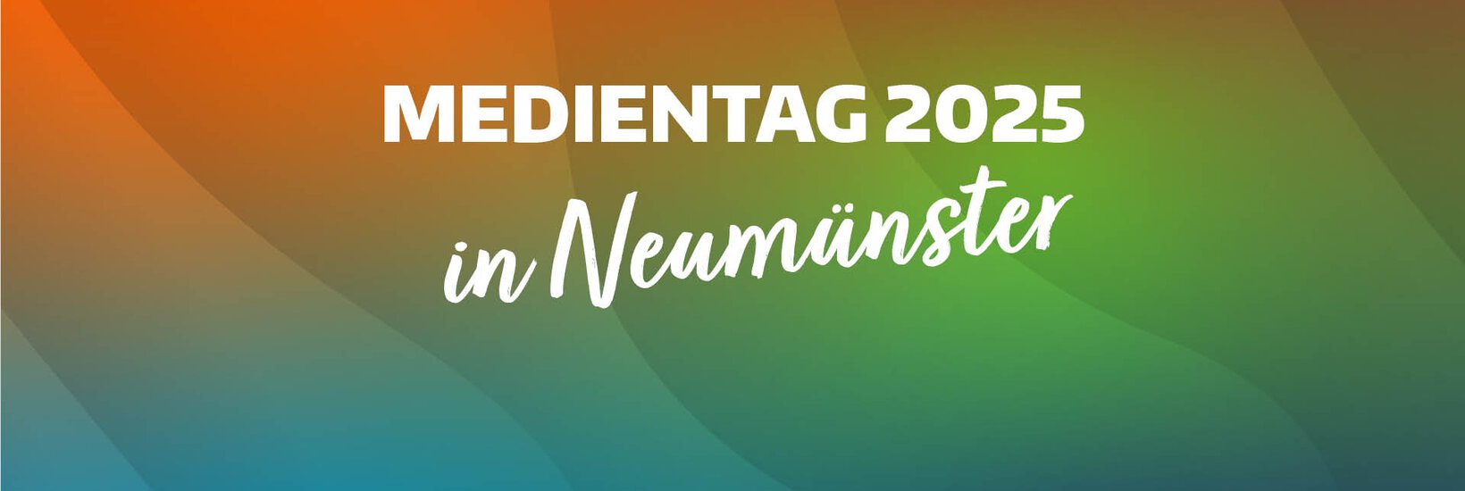 Weißer Schriftzug "Medientag 2025 in Neumünster" vor buntem Farbverlauf