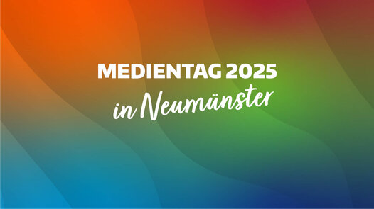 Weißer Schriftzug "Medientag 2025 in Neumünster" vor buntem Farbverlauf