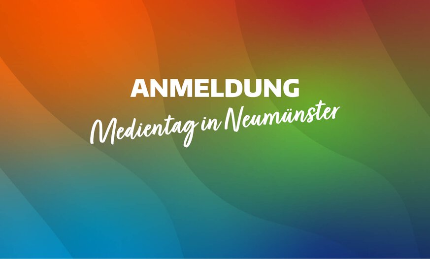 Weißer Schriftzug "Anmeldung Medientag Neumünster" vor buntem Farbverlauf