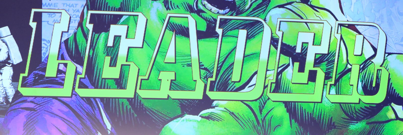 Grüner Schriftzug "Graffiti" mit starkem grünen Wesen im Hintergrund