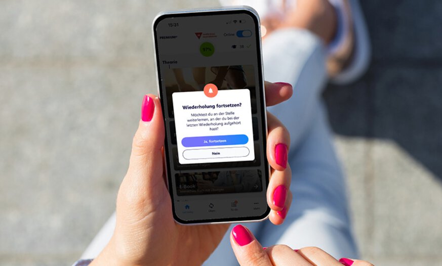 Fahren Lernen Max Premium Wiederholung Schülerin wiederholt Fragen mit Ihrer Führerschein-App