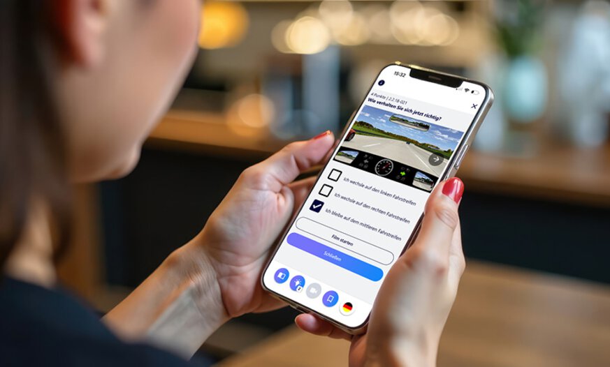 Prüfungsfragen in Fahren Lernen Max Premium Fahrschülerin übt im Kaffee eine Führerscheinprüfungsfrage mit Fahren Lernen Max Premium