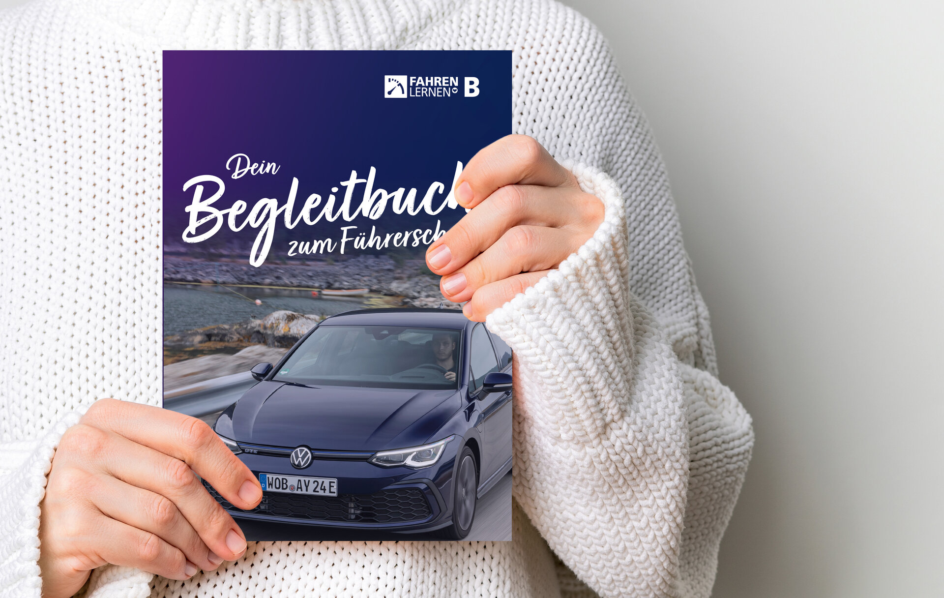 Mädchen hält das Fahren Lernen Max Begleitbuch in der Hand