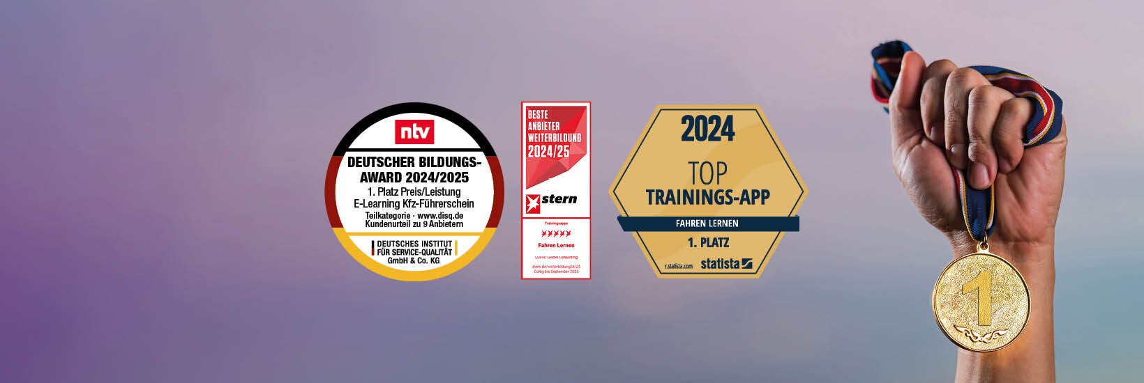 Abbildung der Testsiegel von NTV, Stern und Statista neben einer in der Hand gehaltenen Medaille