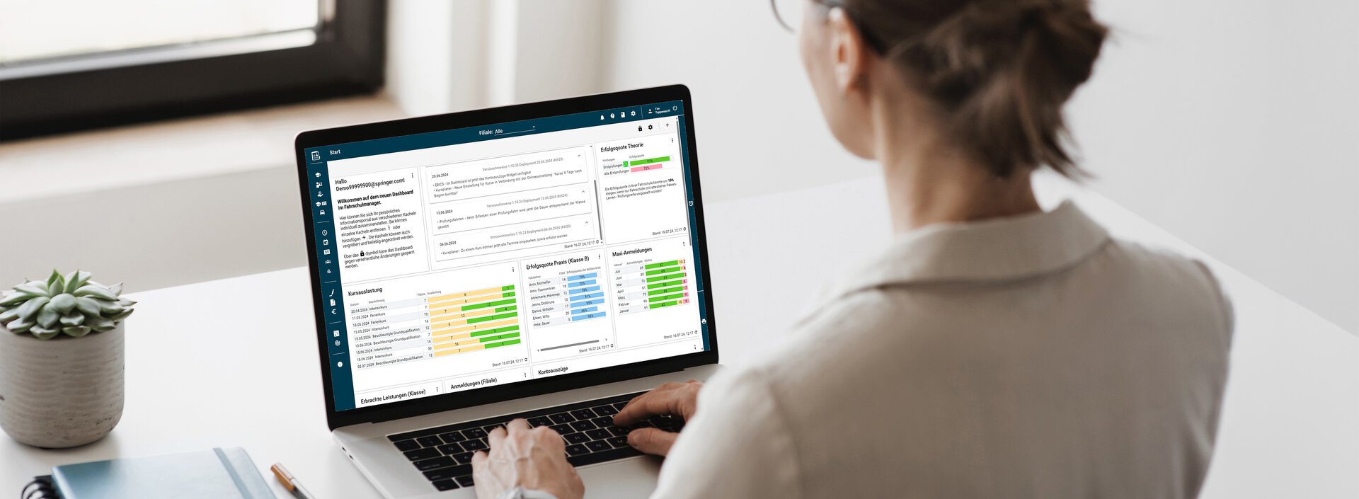Frau arbeitet in der Fahrschul-Verwaltungsoftware dem Fahrschul-Manager