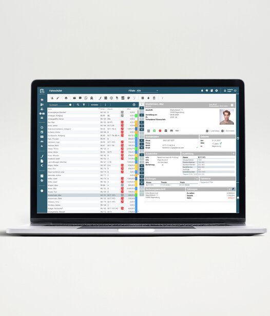 Fahrschul Manager Cloud Kartei in Laptop