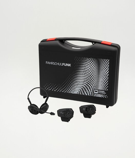 Das Rundum-Sorglos-Paket für Fahrschulen: Der SENA Funkkoffer Mikrofon und Headset liegen vor dem Funkkoffer von SENA