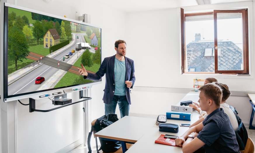 Spannender Fahrschulunterricht mit PC Professional am Smartboard Fahrschule Unterrichtssituation am Smartboard