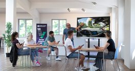 Schüler*innen und Fahrlehrer in Theorieunterricht in Fahrschule