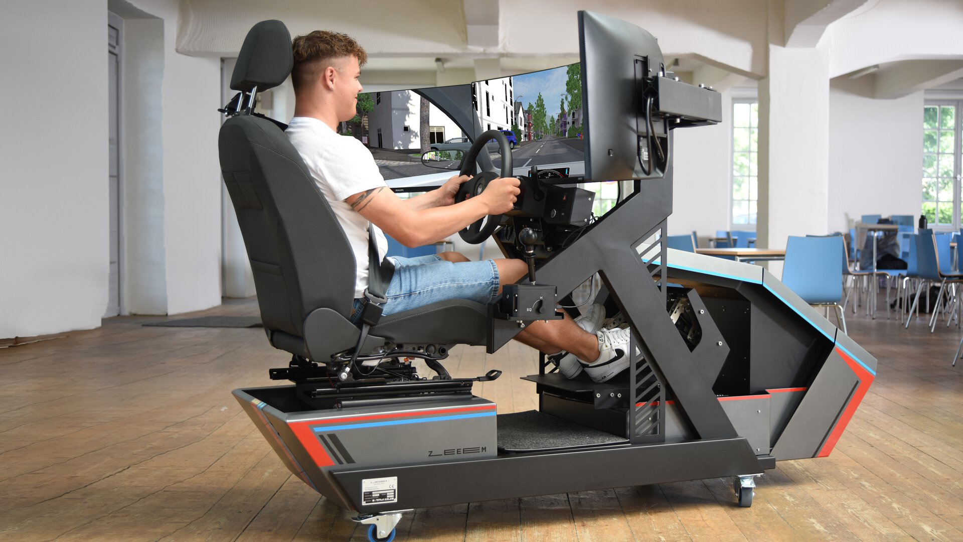 Simulator Premium in Schulungsraum mit jungem Mann der gerade Übungen absolviert