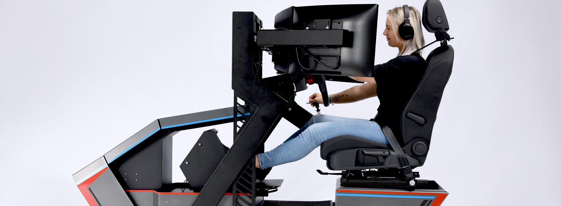 Vogel Simulator Premium seitliche Aufnahme mit Schülerin Seitlich aufgenommene Fotografie des Vogel Simulator Premiums mit Schülerin