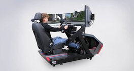 Vogel Simulator Premium seitlich mit Person Seitliche von hinten aufgenommenes Foto des Vogel Simulator Premium mit Fahrschüler