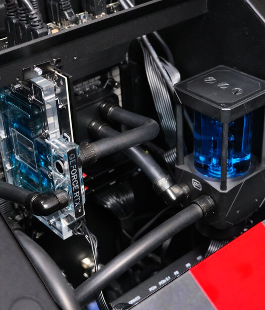 Simulator Premium Wasserkühlung Abbildung der LED beleuchteten Wasserkühlung des PCs am Simulator Premium
