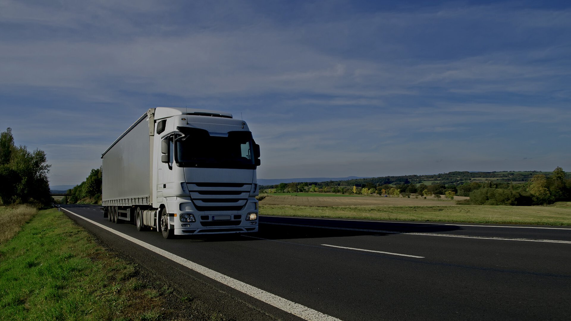 Weißer Lkw fährt auf Langstraße