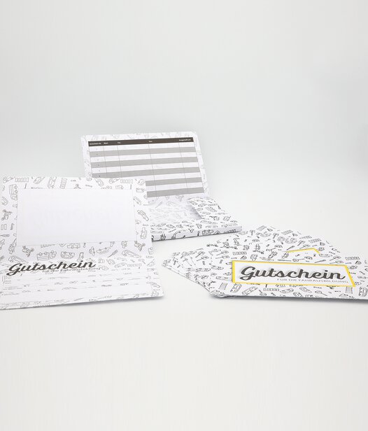 Geschenkgutschein für den Führerschein Geöffneter Geschenkgutschein mit Kuvert