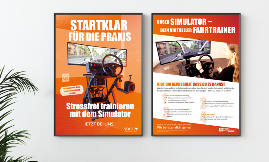 Simulator KOPMAKT Poster dargestellt mit Vorder- und Rückseite in schwarzem Rahmen