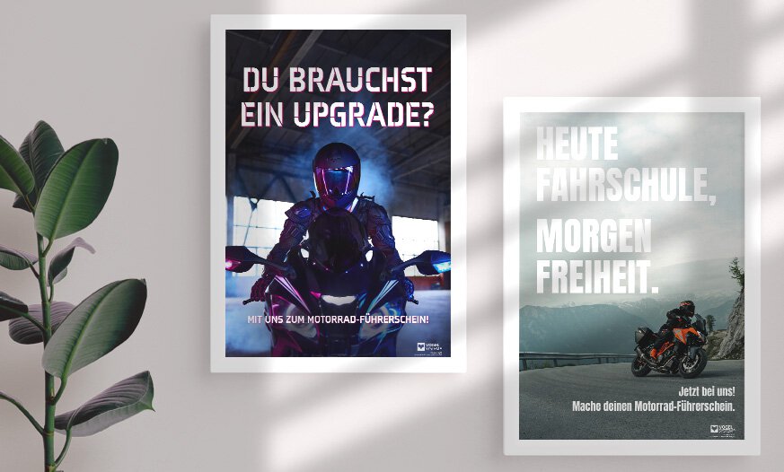 Zwei dekorative Motorrad-Poster in einem weißen Rahmen hängen an einer Wand